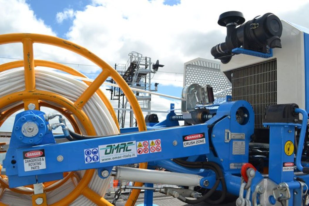 OMAC Pulling Winch Pulling Cables out of a Duct Specialised Force